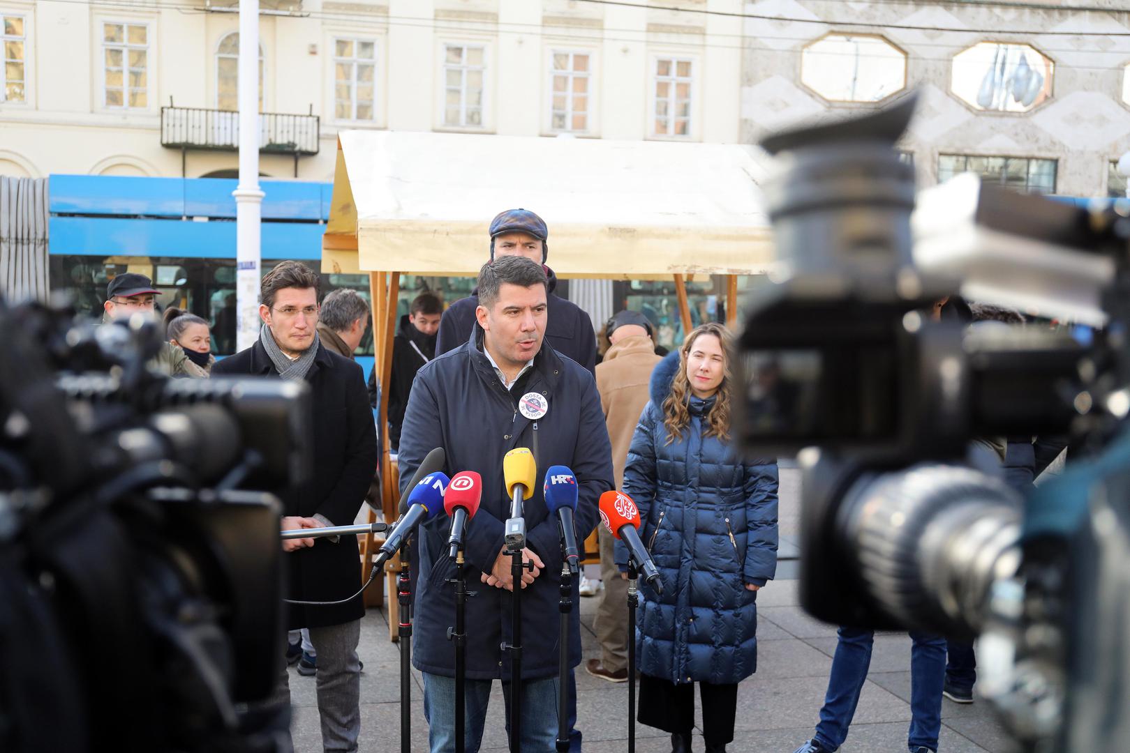 04.12.2021., Zagreb , U povodu pocetka prikupljanja potpisa za raspisivanje referenduma kojim bi se ukinula uporaba covid potvrda, saborski zastupnici Mosta Marija Selak Raspudic, Marin Miletic, Nino Raspudic, Zvonimir Troskot i Nikola Grmoja odrzali su konferenciju za novinare.