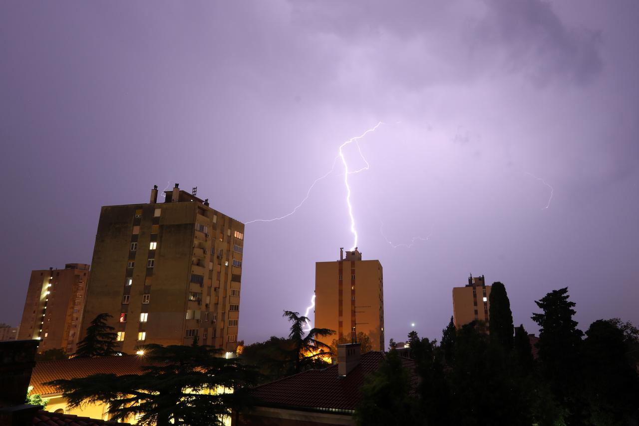 Rijeka: Munje na nebu iznad grada