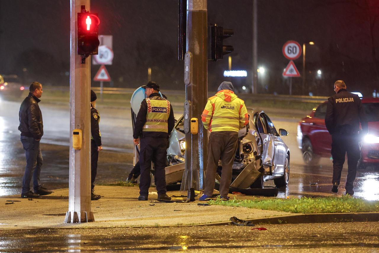 Zagreb: Nekoliko vozila sudjelovalo je u prometnoj nesreći kod trgovačkog centra u Buzinu