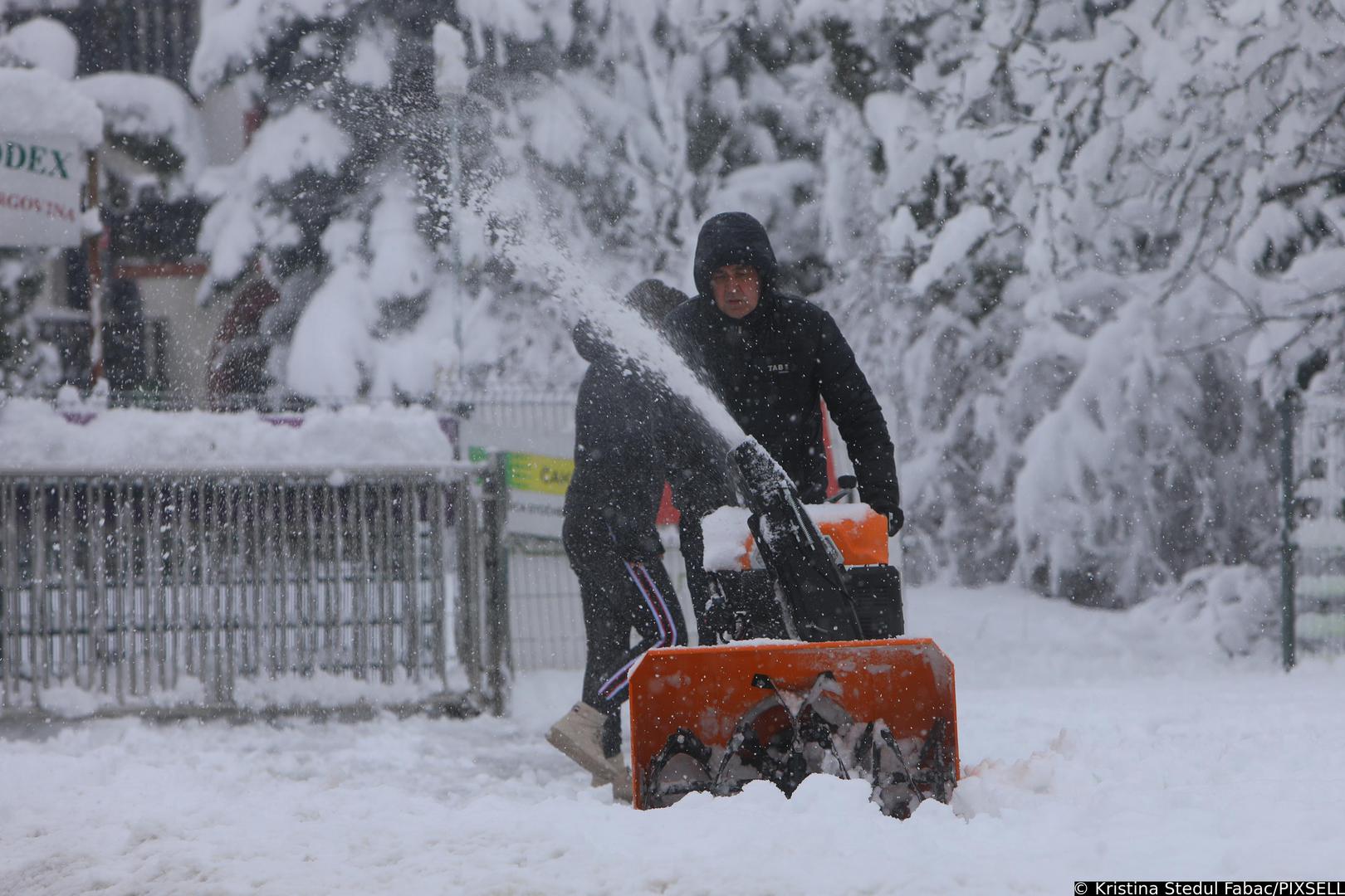 26.02.2023, Ogulin - Tijekom noci u Ogulinu je palo dvadesetak centimetara snijega. Prometnice su ociscene i prohodne, a gradani sami ciste Photo: Kristina Stedul Fabac/PIXSELL