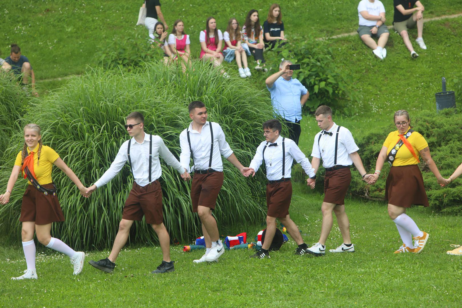 24.05.2024., Karlovac - Maturanti Gimnazije Karlovac tradicionalno su  zadnji dan skole otplesali Salonsko kolo. Svi zavrsni razedi Gimnazije predstavili su se pred brojnom publikom u plesnoj koreografiji koja je  tradicija skole vec 16. godina. Photo: Kristina Stedul Fabac/PIXSELL