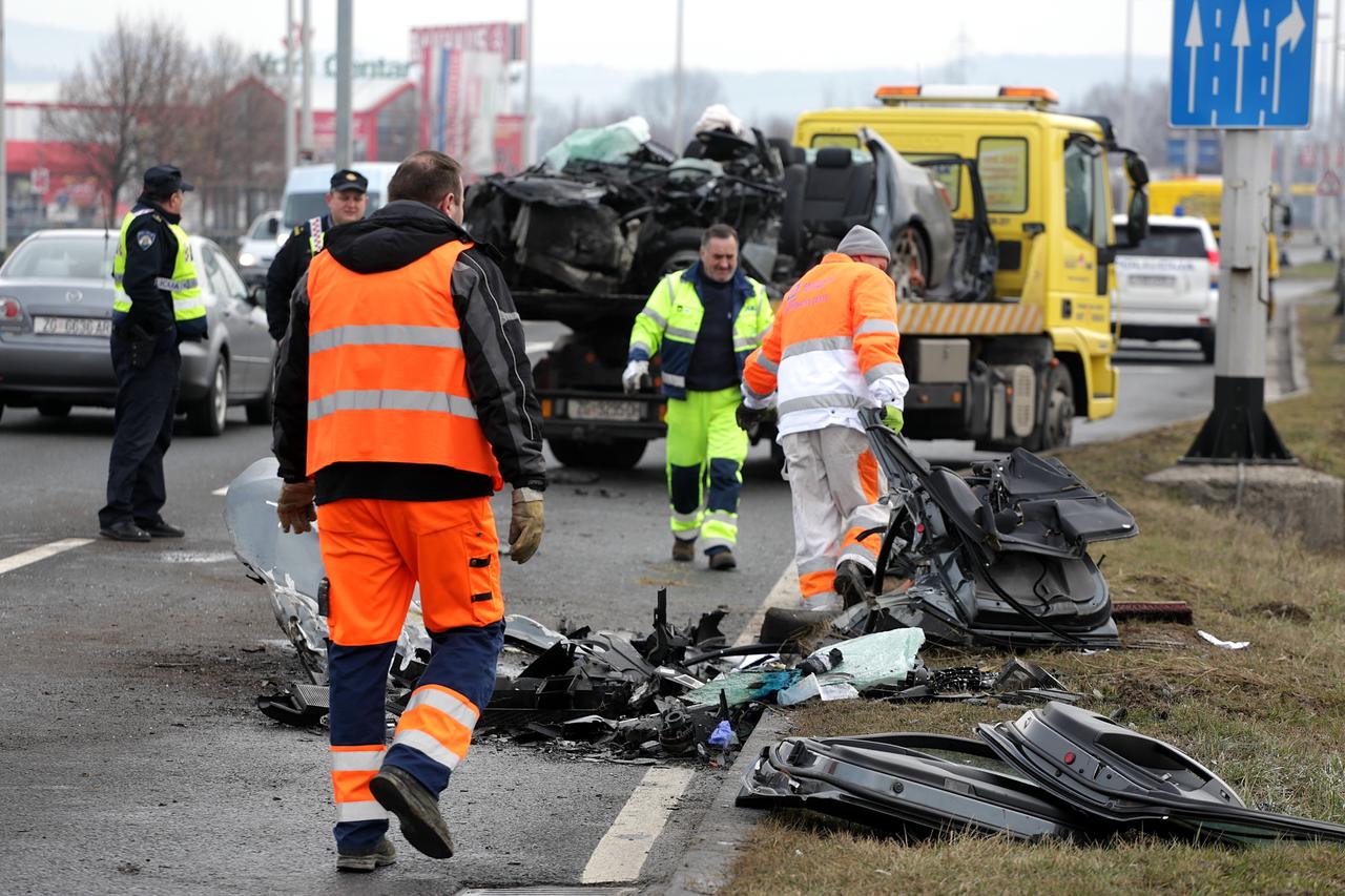 01.02.2015., Zagreb - Na Ljubljanskoj aveniji u blizini krizanja sa Skorpikovom doslo je do teske prometne nesrece koju je prouzrokovalo osobno vozilo udarivsi u kamion. Photo: Zarko Basic/PIXSELL