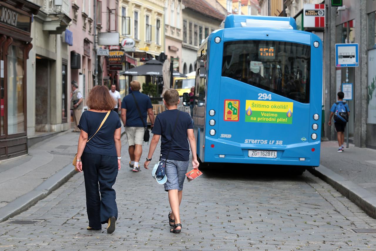 24.08.2015., Zagreb - Radiceva ulica, za koju je gradonacelnik najavio da pocetkom rujna krece u obnovu, svojim stanjem opravdava takvu odluku. Photo: Patrik Macek/PIXSELL