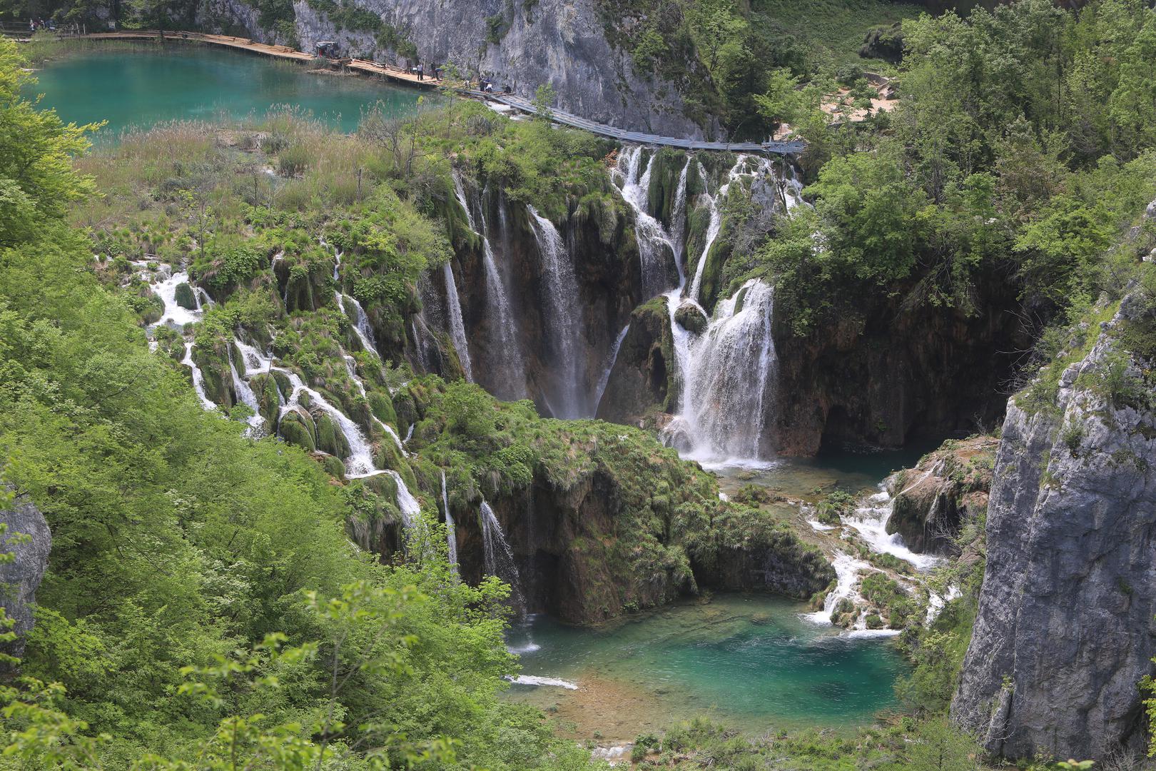 Plitvička jezera, kao UNESCO-va svjetska baština, predstavljaju jedan od najprepoznatljivijih prirodnih fenomena Hrvatske. Sa svojih 16 kaskadnih jezera i brojnim slapovima, ovaj nacionalni park godišnje privlači stotine tisuća posjetitelja iz cijelog svijeta.