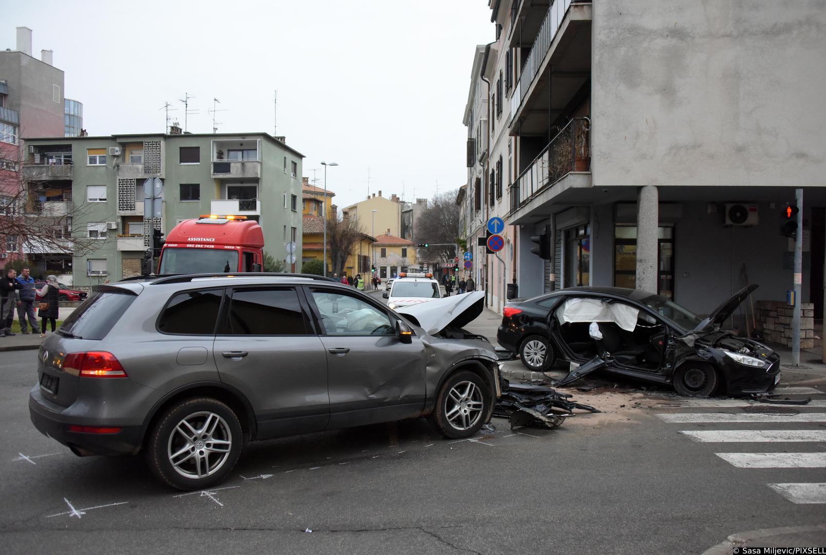 09.02.2024., Pula: Prometno krizanje Stankoviceve i Zagrebacke ulice, Puljanima je crna tocka u prometu, odnosno mjesto u centru grada, gdje se najcesce dogadjaju prometne nesrece.  Photo: Sasa Miljevic/PIXSELL