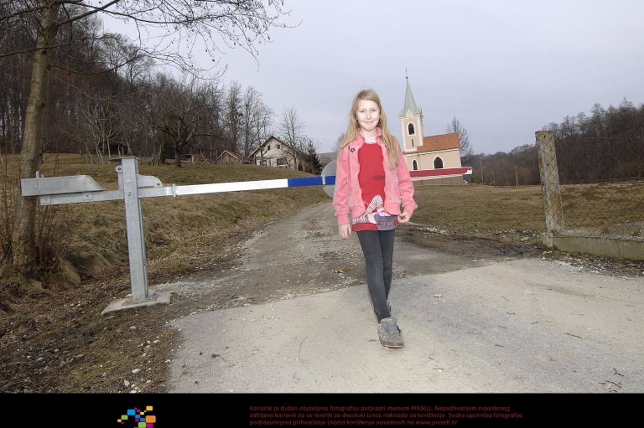 \'23.02.2012., Robadje - Obitelj Drevar svoju kcer Eminu skoluju u Sloveniji. Svaki dan majka Emini otkljucava rampu. PRI KORISTENJU FOTOGRAFIJA ZASTITITI IDENTITET DJETETA!!!! (PREKRITI OCI). Photo: 