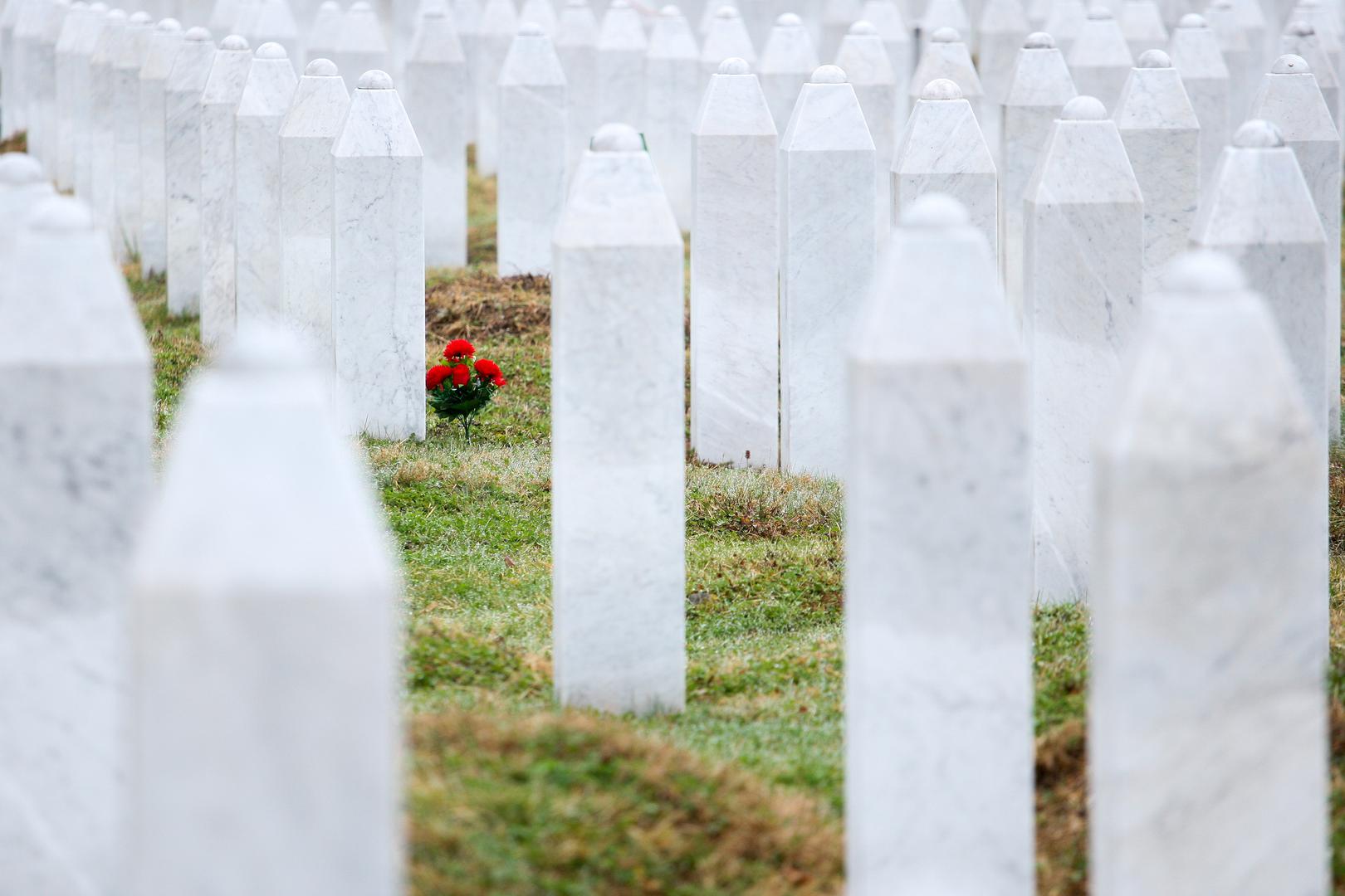 Memorijalni centar Srebrenica - Potočari 20.03.2019, Potocari, Bosna i Hercegovina - r"nPorodice stradalih obilaze grobove svojih najmilijih i cekaju izricanje drugostupanjske presude Radovanu Karadzicu. U Memorijalnom centru u Potocarima organizirano je javno gledanje presude.r"nPhoto: Armin Durgut/PIXSELL 