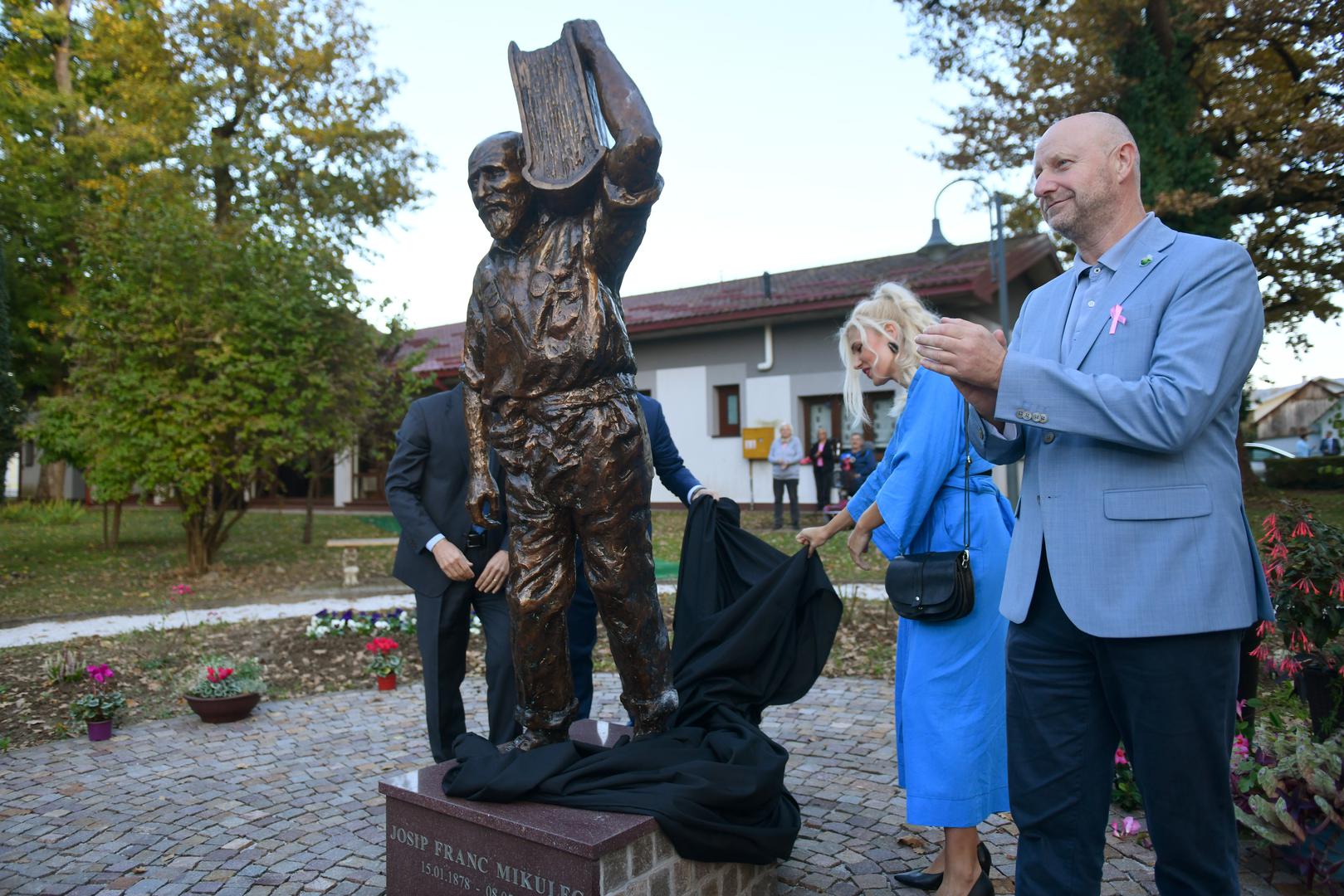 9.10.2024., Park Vranyczany, Oroslavje, Hrvatska - Otkrivanje spomenika Josipu Mikulcu, prvom hrvatskom influenseru, poznatom kao Joza Putnik, autorice Adne Bakije, akademske kiparice. Photo: Josip Mikacic/PIXSELL