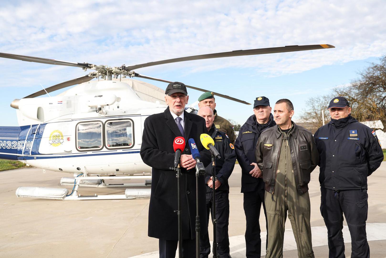 Potpredsjednik Vlade i ministar unutarnjih poslova Davor Božinović razgledao je dva nova višenamjenska helikoptera Subaru Bell 412EPX, koji će biti u floti Ministarstva unutarnjih poslova.