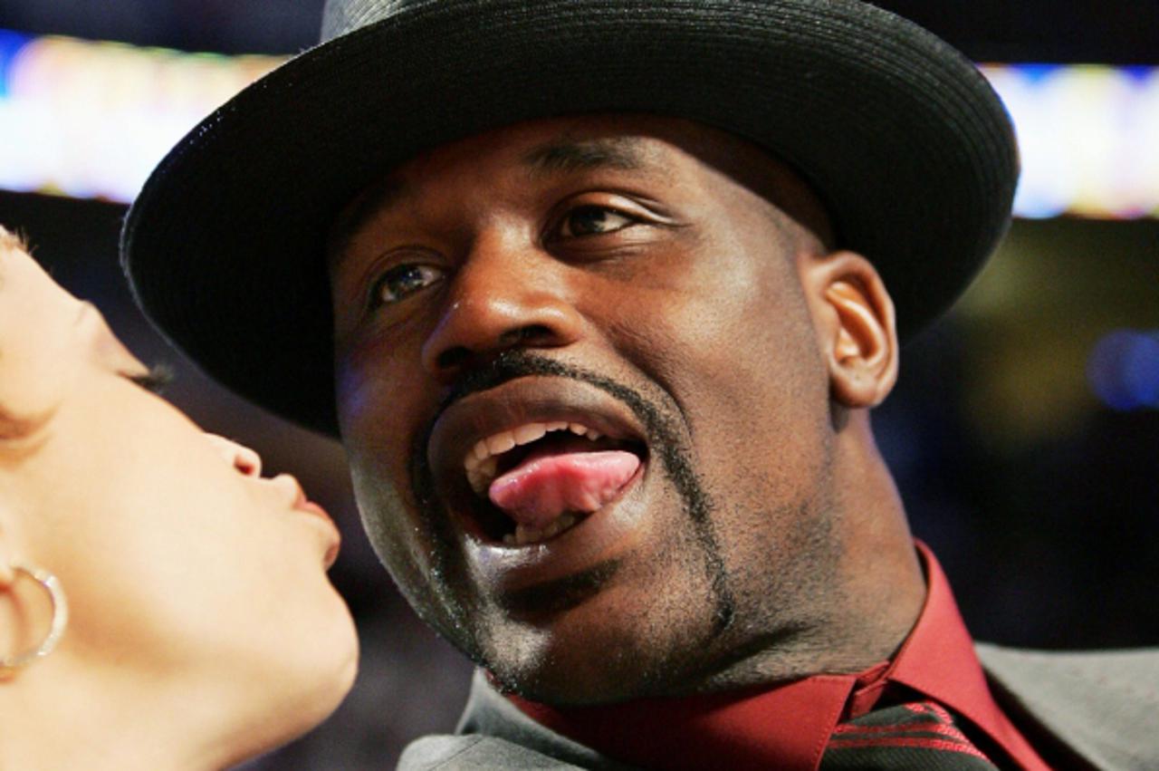 'Miami Heat center Shaquille O\'Neal leans over to kiss his wife Shaunie while watching competition during the 2005 NBA All-Star Saturday Night in Denver, Colorado, February 19, 2005. Shaquille O\'Nea