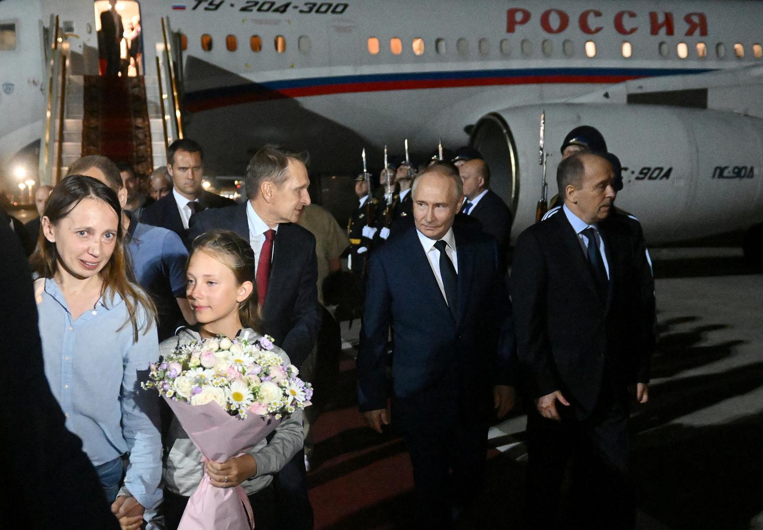 Russia's President Vladimir Putin, Director of the Federal Security Service (FSB) Alexander Bortnikov and Foreign Intelligence Service (SVR) Director Sergey Naryshkin welcome Russian nationals, who were released in a prisoner exchange between Russia with Western countries, during a ceremony at Vnukovo International Airport in Moscow, Russia August 1, 2024. Sputnik/Mikhail Voskresensky/Pool via REUTERS ATTENTION EDITORS - THIS IMAGE WAS PROVIDED BY A THIRD PARTY. Photo: MIKHAIL VOSKRESENSKY/REUTERS