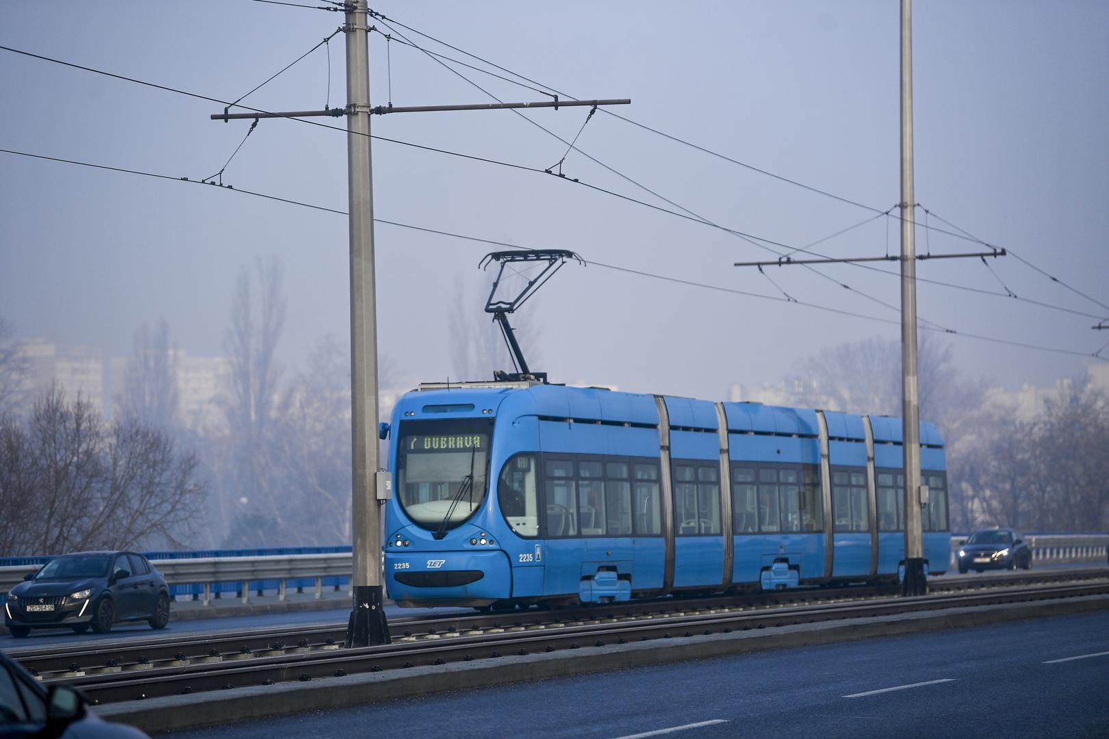 Isto tako, Izvanredna autobusna linija 607 koja je prometovala Jadranskim mostom od danas je ukinuta. 