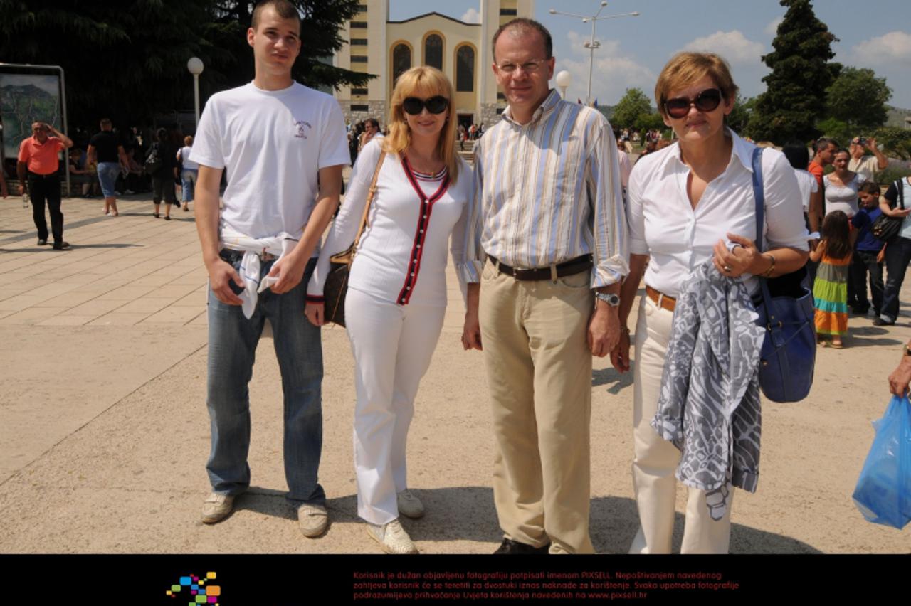 '25.06.2009., Medjugorje - Na 28. godisnjicu Gospina ukazanja, brojni vjernici hodocastili su u Medjugorje kako bi obisli crkvu Sv.Jakova i Gospin kipa na crkvenom platou. Ivic Pasalic sa suprugom i s