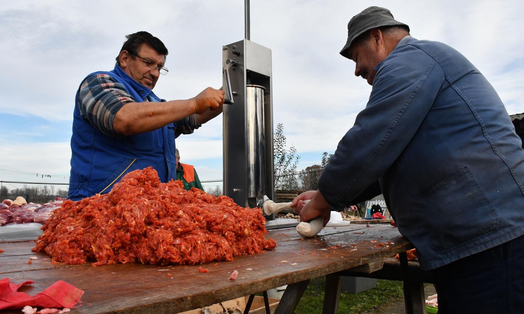 05.12.2020., Jaruge, Slavonski Brod - Tradicionalna slavonska svinjokolja kod domaćina Alojzija i Zlatka Ilijašević.

Photo: Ivica Galovic/PIXSELL