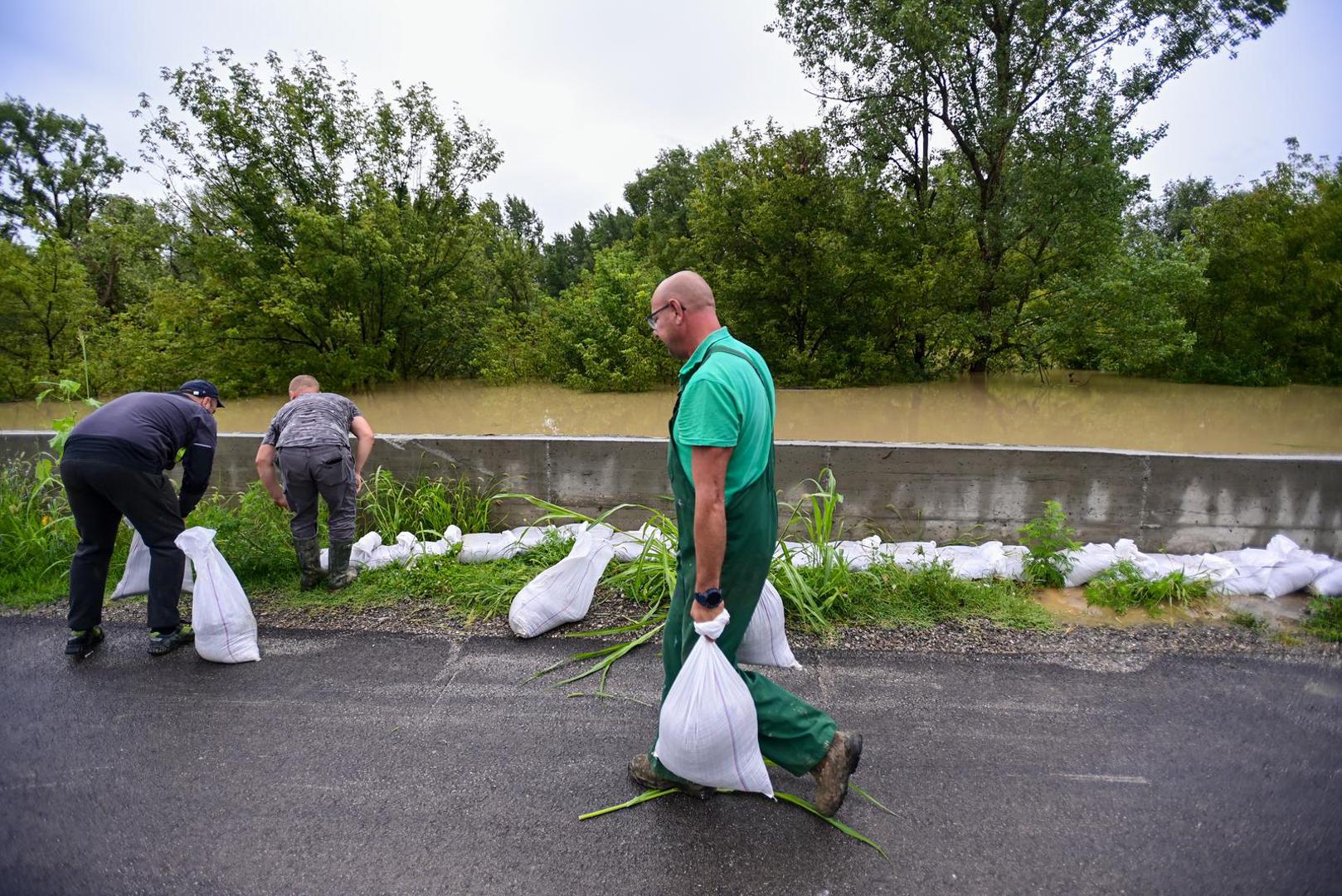 06.08.2023., Zagreb -  Uvedeno je izvanredno stanje obrane od poplava u naseljima oko Rugvice. Stanovnici Narta Savskog pune vreće pijeska kako bi zaštitili svoje kuće. Photo: Igor Soban/PIXSELL