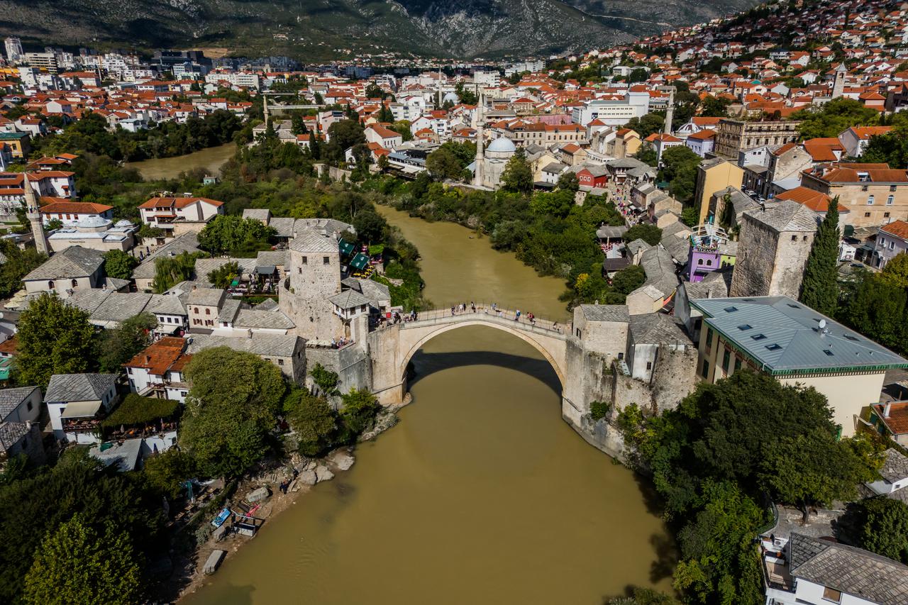 Neretva u Mostaru promijenila boju, više nije zelena nego smeđa i prljava