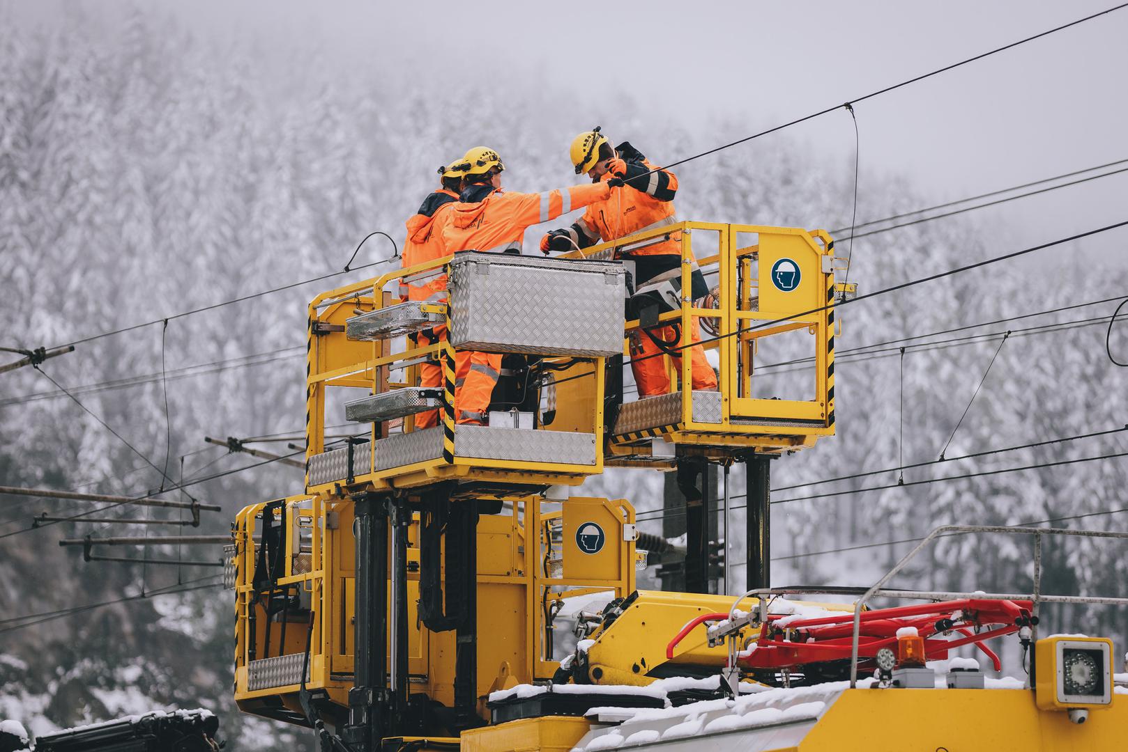 13.09.2024, Bad Gastein, AUT, Starken Unwettern in Österreich, im Bild Arbeiter bei der Reparatur der Oberleitung der ÖBB Zugstrecke // during the current situation in Austria where severe storms are expected. Bad Gastein, Austria on 2024/09/13. EXPA Pictures © 2024, PhotoCredit: EXPA/ JFK Photo: EXPA/ JFK/EXPA