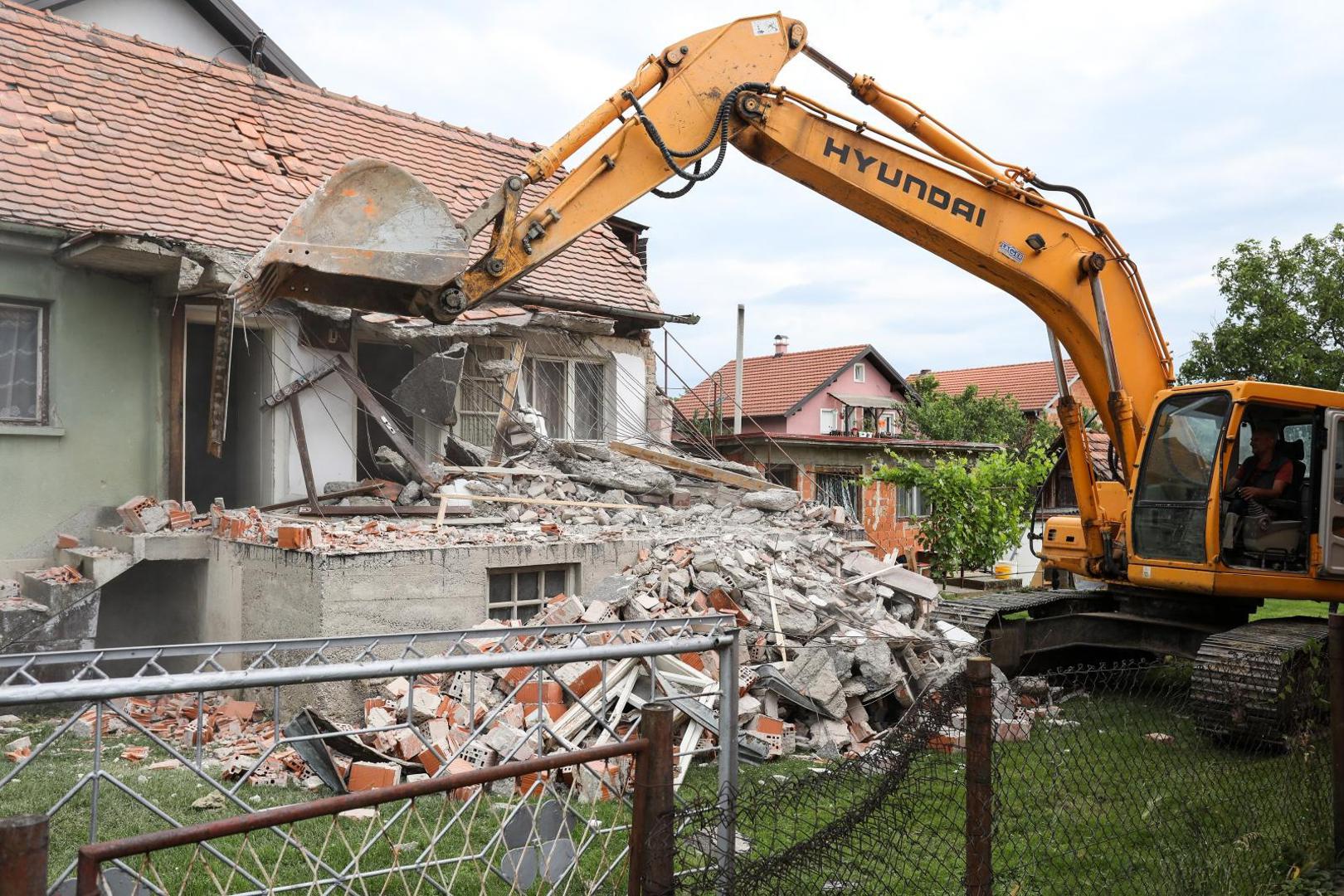 10.06.2021., Zagreb - U Fabijanicevoj ulici u Gornjoj Dubravi pocelo je prvo rusenje kuce po zahtjevima za obnovu.  Photo: Patrik Macek/PIXSELL