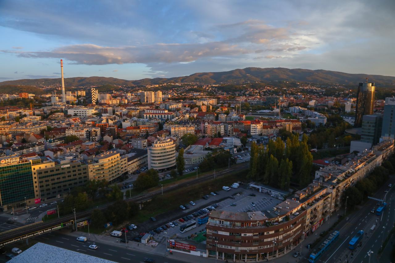 Pogled na Zagreb u ranojutarnje svitanje