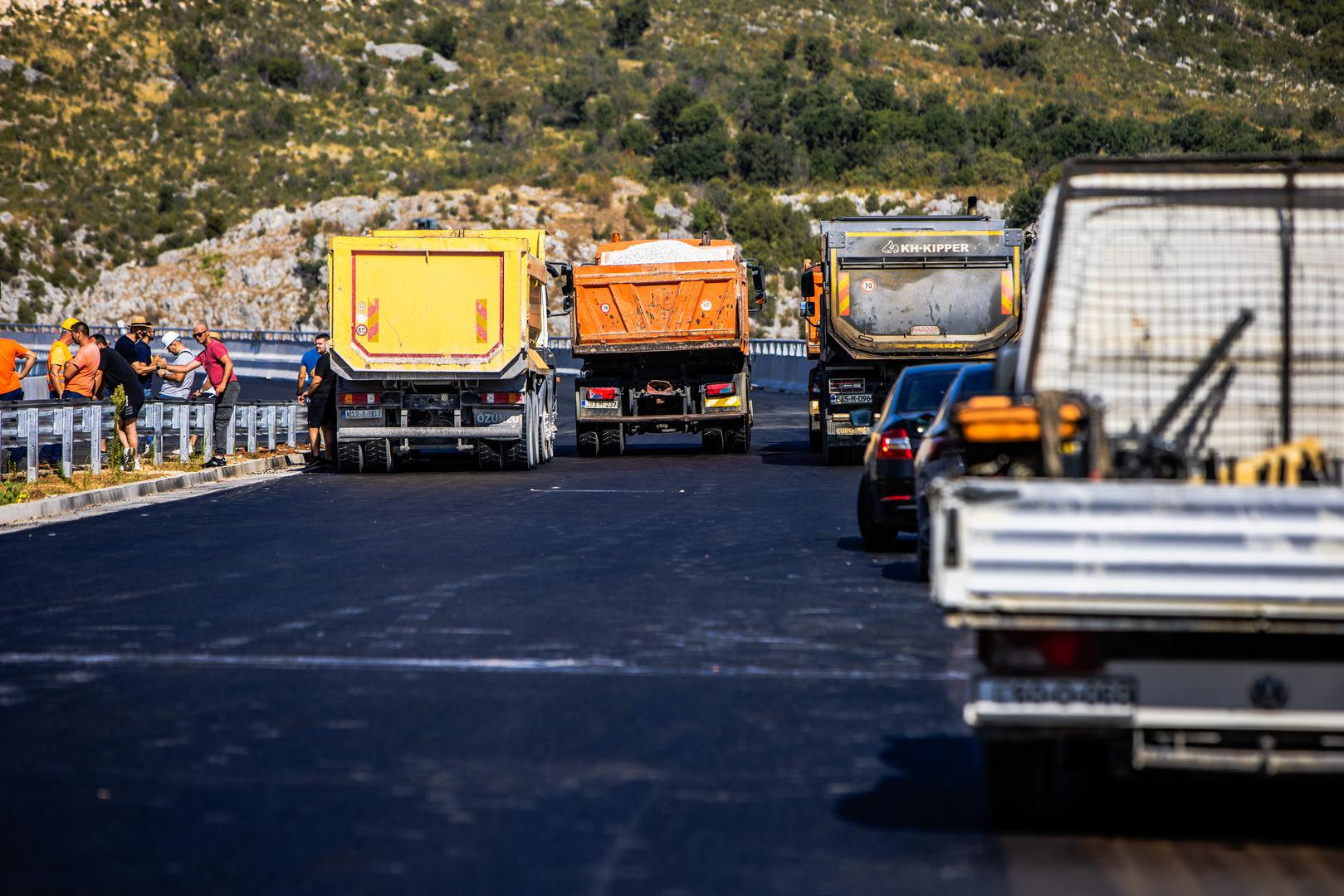 Osim osnovnih građevinskih materijala, na most je postavljeno i 20.000 kvadratnih metara asfalta i hidroizolacije. 