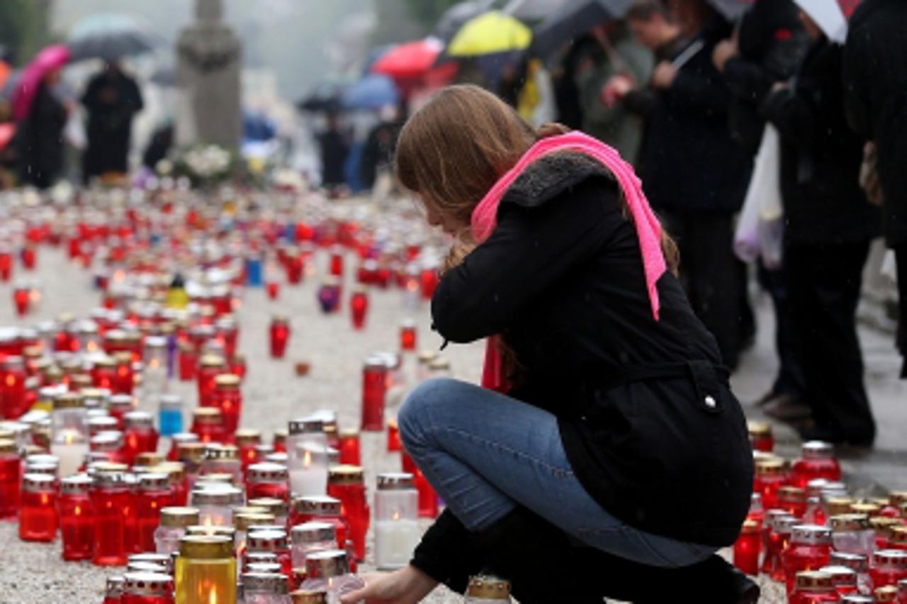 '01.11.2012., Zagreb - Blagdan Svih Svetih na Mirogojskom groblju. Buketima cvijeca i zapaljenim svijecama gradjani su svojim najmilijim, kojih vise nema ukrasavali grobove povodom blagdana Svih Sveti