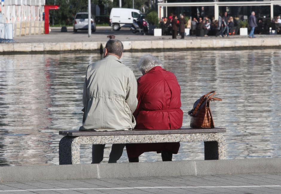 Rijeka: Umirovljenici uživaju u jesenskom suncu na klupici