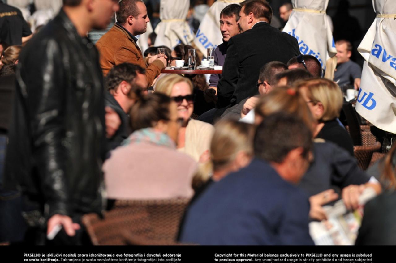 '15.10.2011., Zagreb - Suncan dan gradjane je izmamio na kavu u centar grada, terase kafica su bile pune.  Photo: Marko Lukunic/PIXSELL'