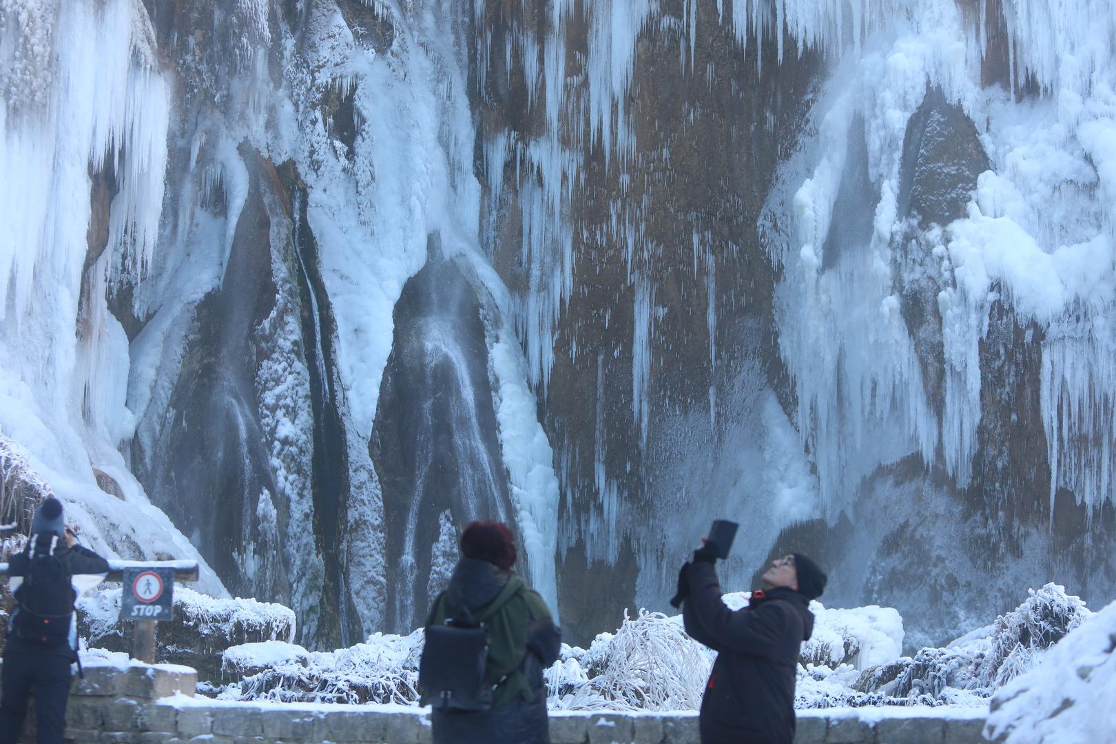 13.01.2024., Plitvicka jezera - Snijeg i debeli minusi zaledili su slapove na Plitvickim jezerima koji mame uzdahe brojnih posjetitelja. Photo: Kristina Stedul Fabac/PIXSELL