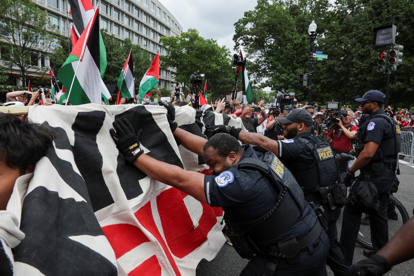 U.S. Capitol Police officers clash with pro-Palestinian demonstrators, on the day Israeli Prime Minister Benjamin Netanyahu addresses a joint meeting of Congress, on Capitol Hill, in Washington, U.S., July 24, 2024. REUTERS/Umit Bektas Photo: UMIT BEKTAS/REUTERS