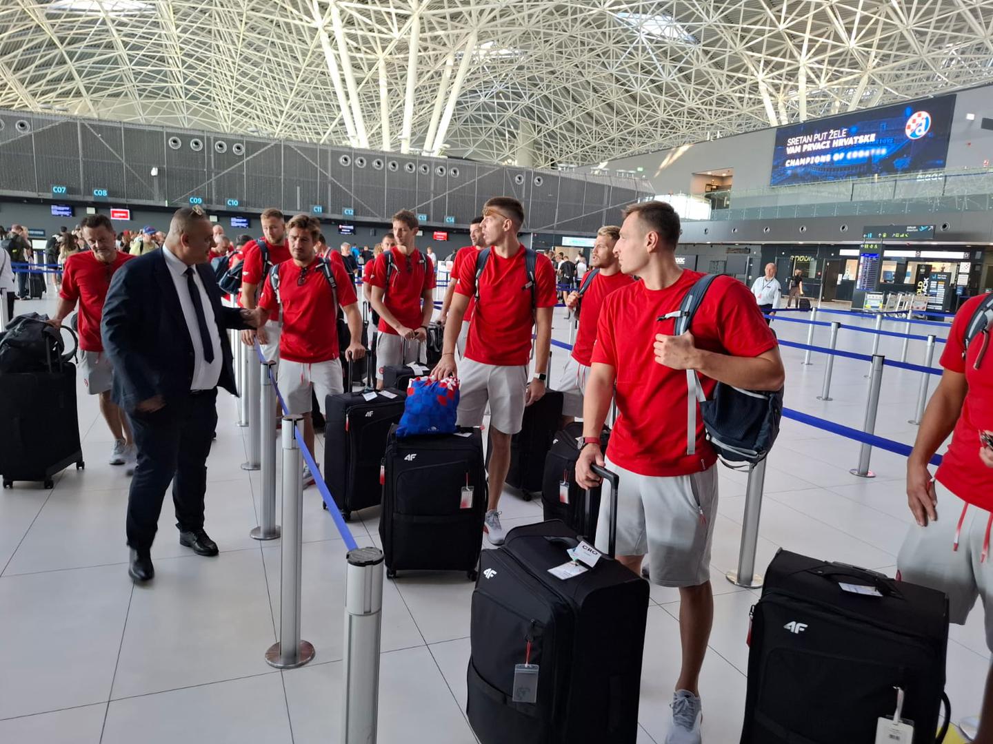 Vaterpolisti u zračnoj luci Zagreb. Danas u Pariz putuje najveći kontigent hrvatskih olimpijaca: vaterpolisti, rukometaši i stolnoteniski ujutro u 9 sati, a popodne tenisačica  Pavić i Mektić te plivač Nikola Miljenić.