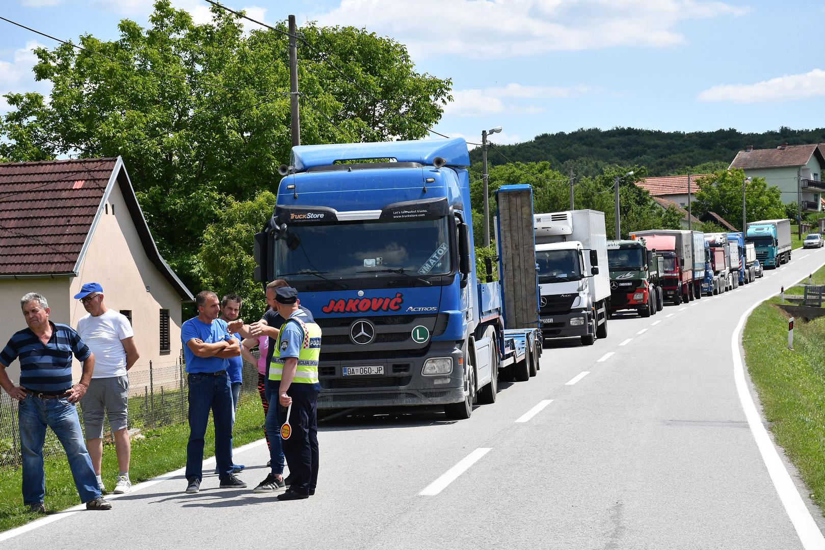 24.06.2020., Omanovac - U selu Omanovac pokraj Pakraca kamion natovaren vapnom zabio se u obiteljsku kucu. Vozac kamiona je zadobio teze ozljede i prevezen je u Opcu zupanijsku bolnicu Pakrac. U trenutku nesrece u kuci je bilo dvoje ukucana, sin i majka. Photo: Ivica Galovic/PIXSELL