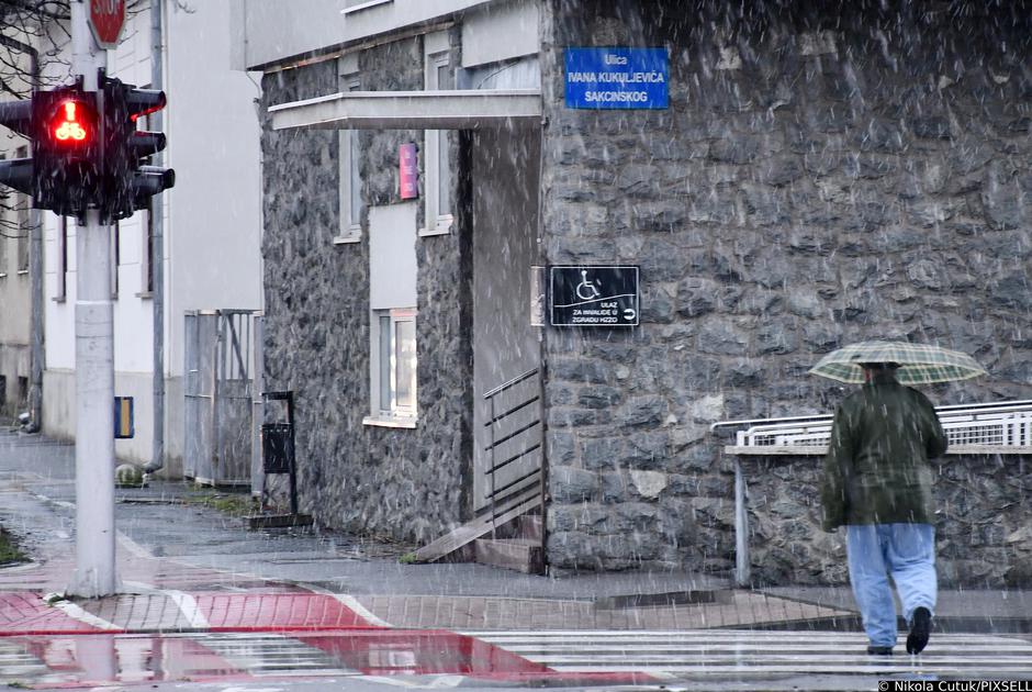 Sisak: Uz kišu koja je padala cijele noći ujutro je počeo padati i snijeg