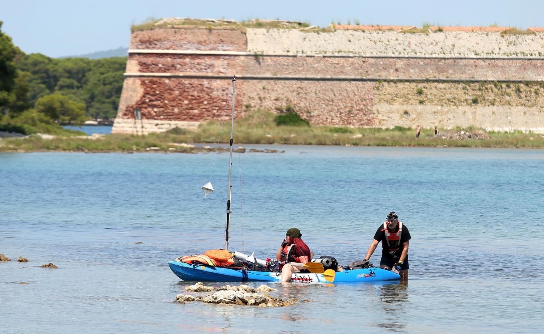 U uvali Minerska par kajakaša Nina i Davorin krenuli su na put dug čak 100 nautičkih milja, od Prvića do Visa.