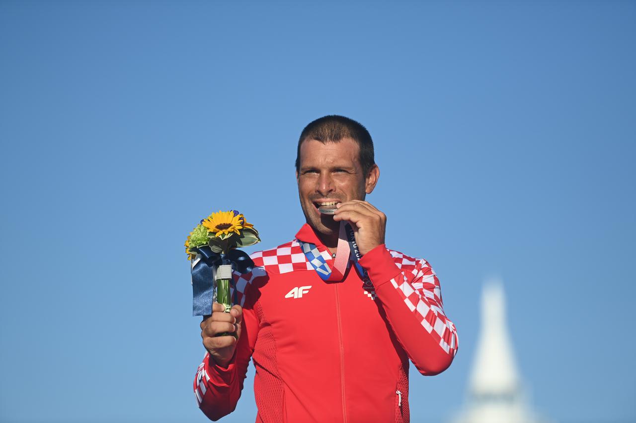 (TOKYO2020)JAPAN-KANAGAWA-SAILING-MEN'S ONE PERSON DINGHY-LASER-AWARDING CEREMONY