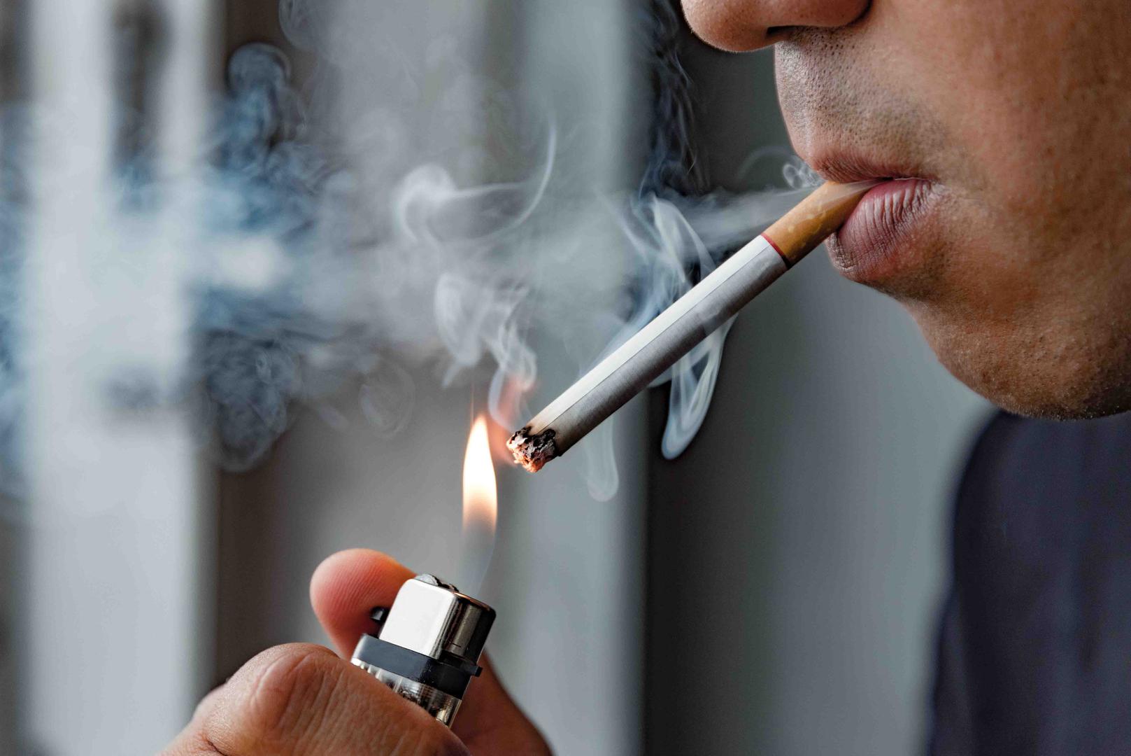 Pušenje: Ako ste pušač, vjerojatno ta navika pridonosi blažoj erekciji. 'Muškarci koji puše imaju dvostruko veću vjerojatnost da će patiti od erektilne disfunkcije od muškaraca koji ne puše', kaže dr. Foster, ‘Pušenje otežava cirkulaciju u svim dijelovima tijela uključujući genitalije’.
