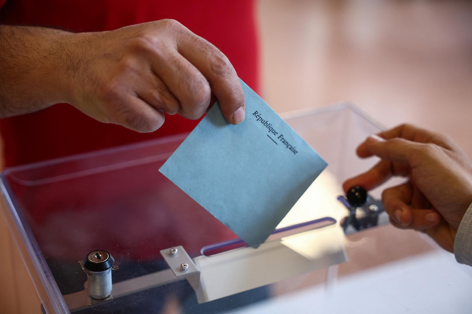 A person casts a ballot in the second round of the early French parliamentary elections, at a polling station in Vanves near Paris, France, July 7, 2024. REUTERS/Guglielmo Mangiapane Photo: GUGLIELMO MANGIAPANE/REUTERS