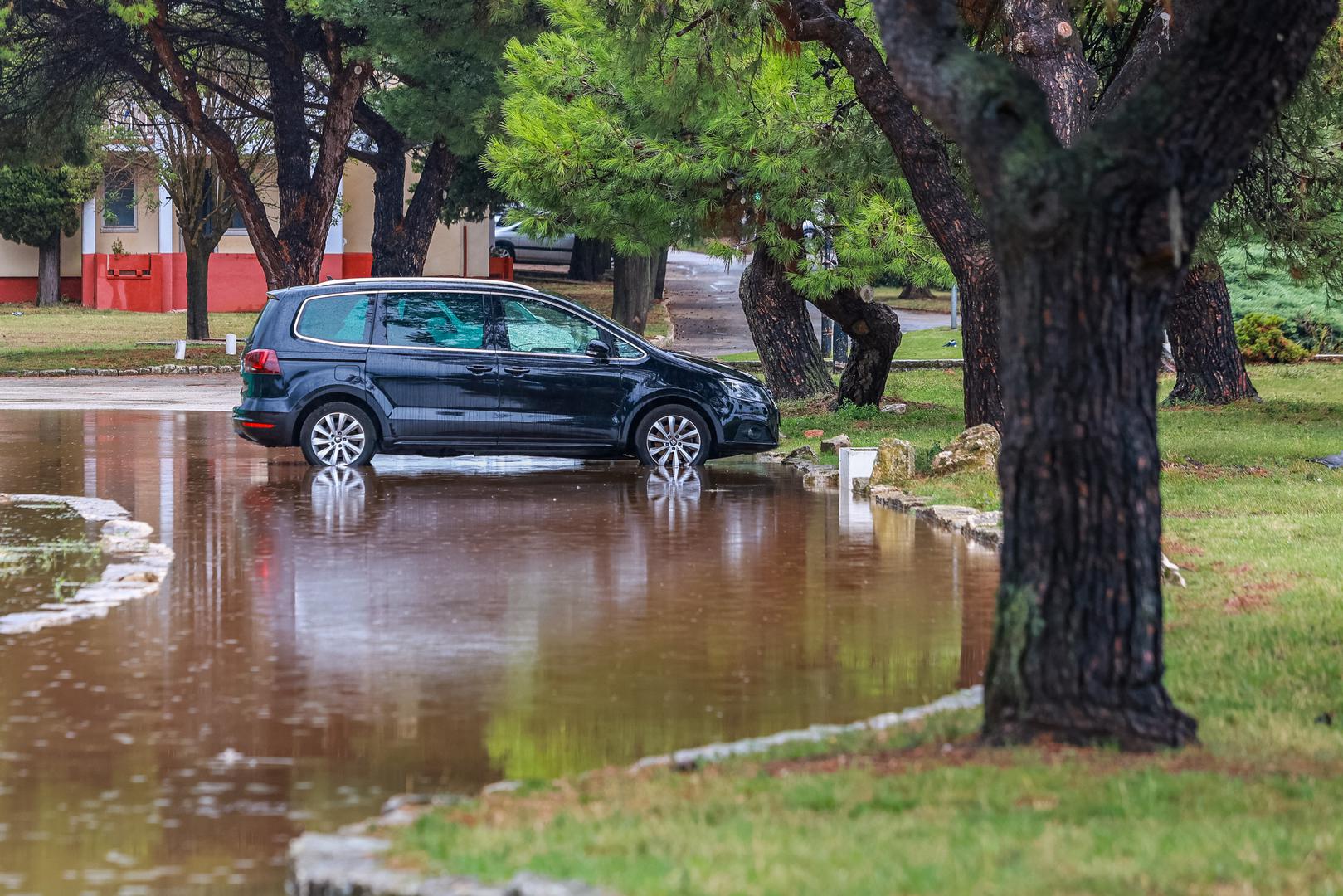 12.09.2024., Umag - 
Nakon jakog juga i kise potopljeni su neki dijelovi Umaga a poslje je jak vijetar izmamio znatizeljne turiste i surfere na more Photo: Srecko Niketic/PIXSELL