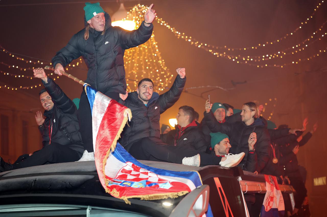 Zagreb: Domagoj Vida ponovno na krovu autobusa sa zastavom podiže atmosferu