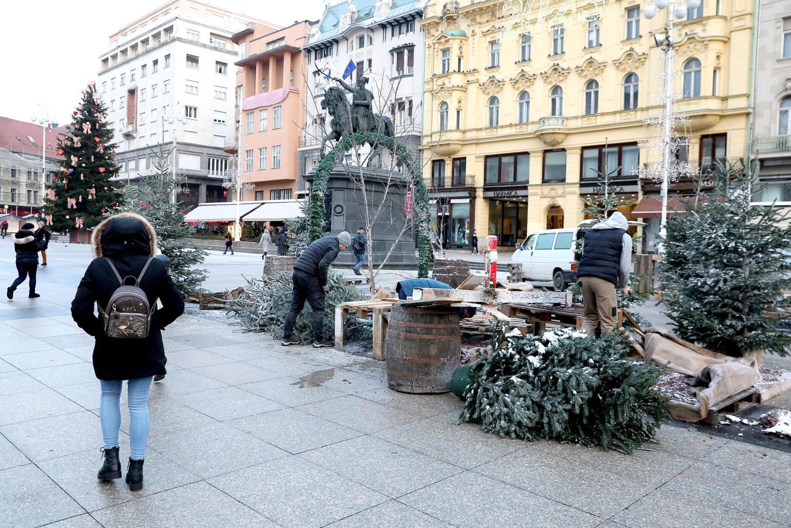 13.12.2022., Zagreb -Zbog planiranog doceka nogometne reprezentacije nakon Svjetskog prvenstva uklanjaju se bozicne dekoracije sa Trga bana Jelacica. Photo: Patrik Macek/PIXSELL