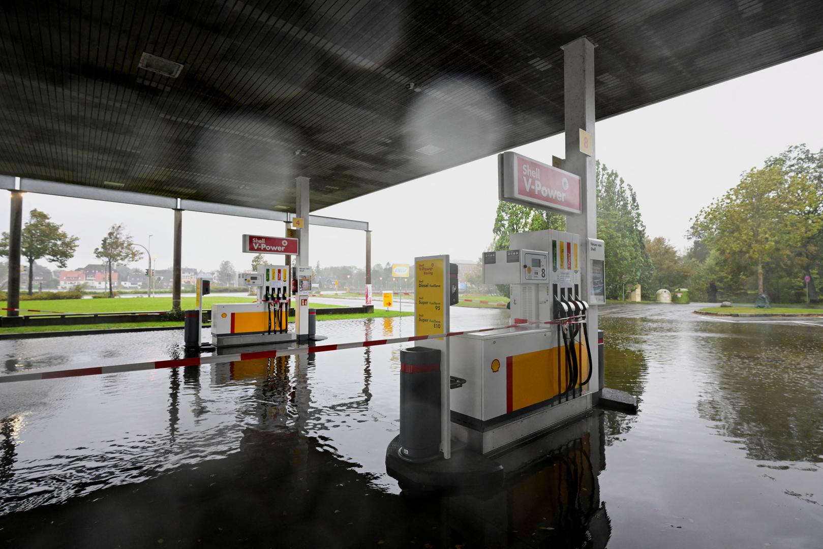 Flooding surrounds a gas station as the Baltic Sea coast is hit by heavy storms, in Schleswig, northern Germany, October 20, 2023.  REUTERS/Fabian Bimmer Photo: Fabian Bimmer/REUTERS