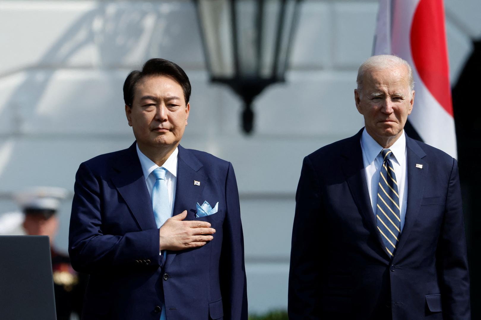 U.S. President Joe Biden and South Korea's President Yoon Suk Yeol stand on stage together during an official White House State Arrival Ceremony on the South Lawn of the White House in Washington, U.S. April 26, 2023. REUTERS/Jonathan Ernst Photo: JONATHAN ERNST/REUTERS