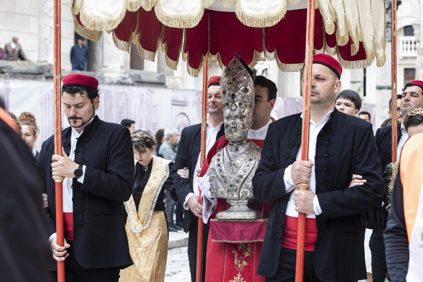 07.05.2022., Split - Na svetkovinu nebeskog zastitnika Splitsko-makarske nadbiskupije i grada Splita sv. Dujma, odrzala se tradicionalna procesija od Katedrale do prigodnog oltara na splitskoj Rivi. Na proslavi su kao izaslanici predsjednika Vlade RH sudjelovali ministrica kulture i medija Nina Obuljen Korzinek, te ministar gospodarstva i odrzivog razvoja Davor Filipovic.
   Photo: Milan Sabic/PIXSELL