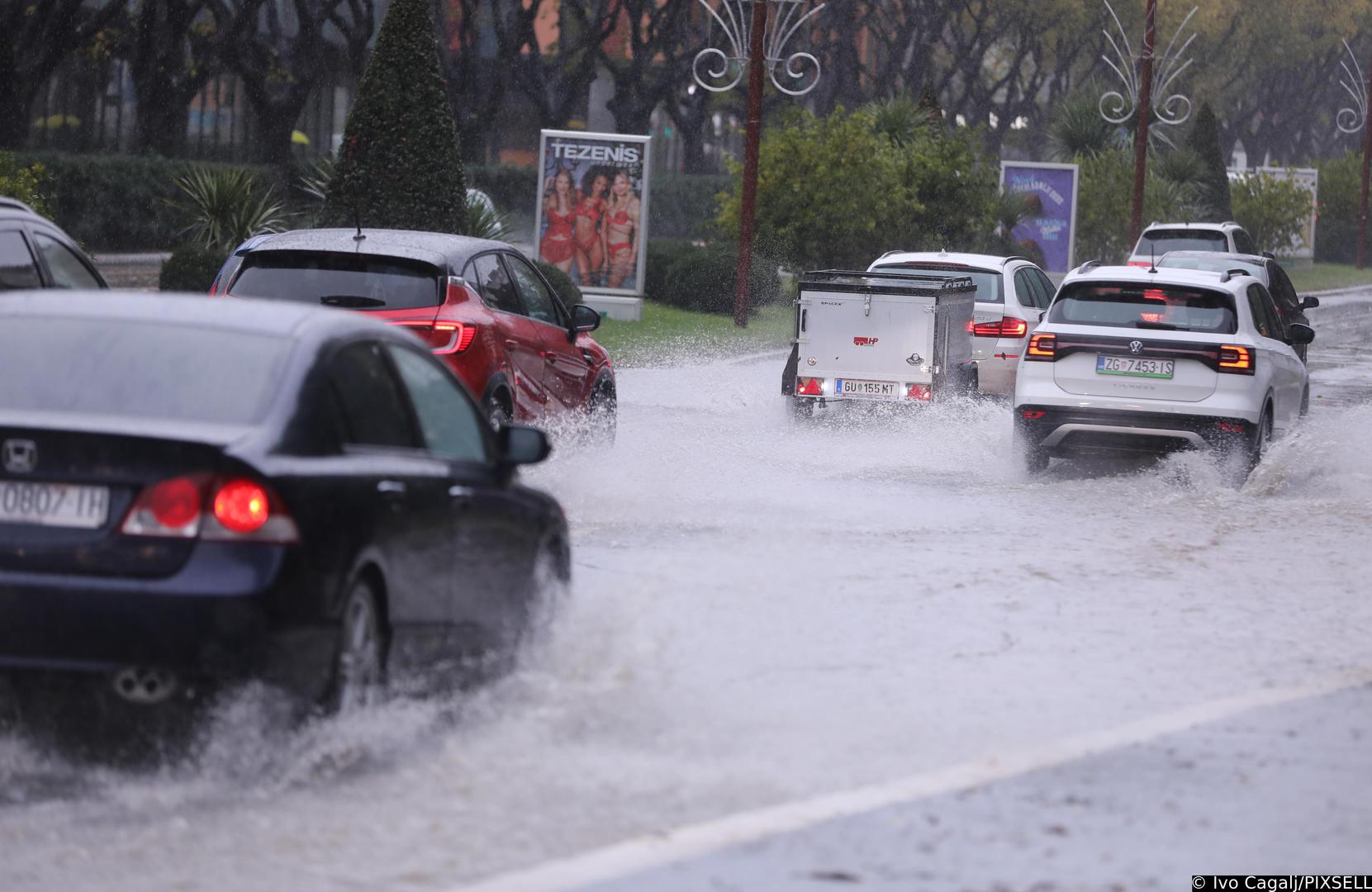 08.12.2022., Split - Obilna kisa zahvatila Split i okolicu stvarajuci probleme pjesacima i vozilima. Photo: Ivo Cagalj/PIXSELL