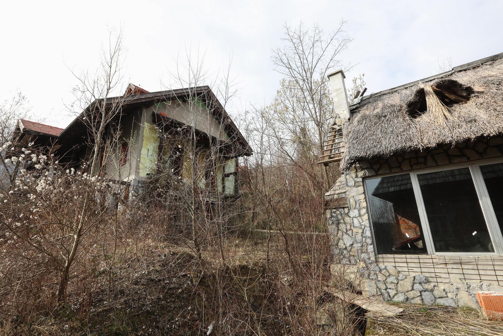 29.02.2024.,Zumberak, Poljanica Okicka -  Kuce za odmor Hrvoja Vojkovica zarasle u korov. U jednoj od kuca nalazi se bazen u izgradnji. Photo: Robert Anic/PIXSELL