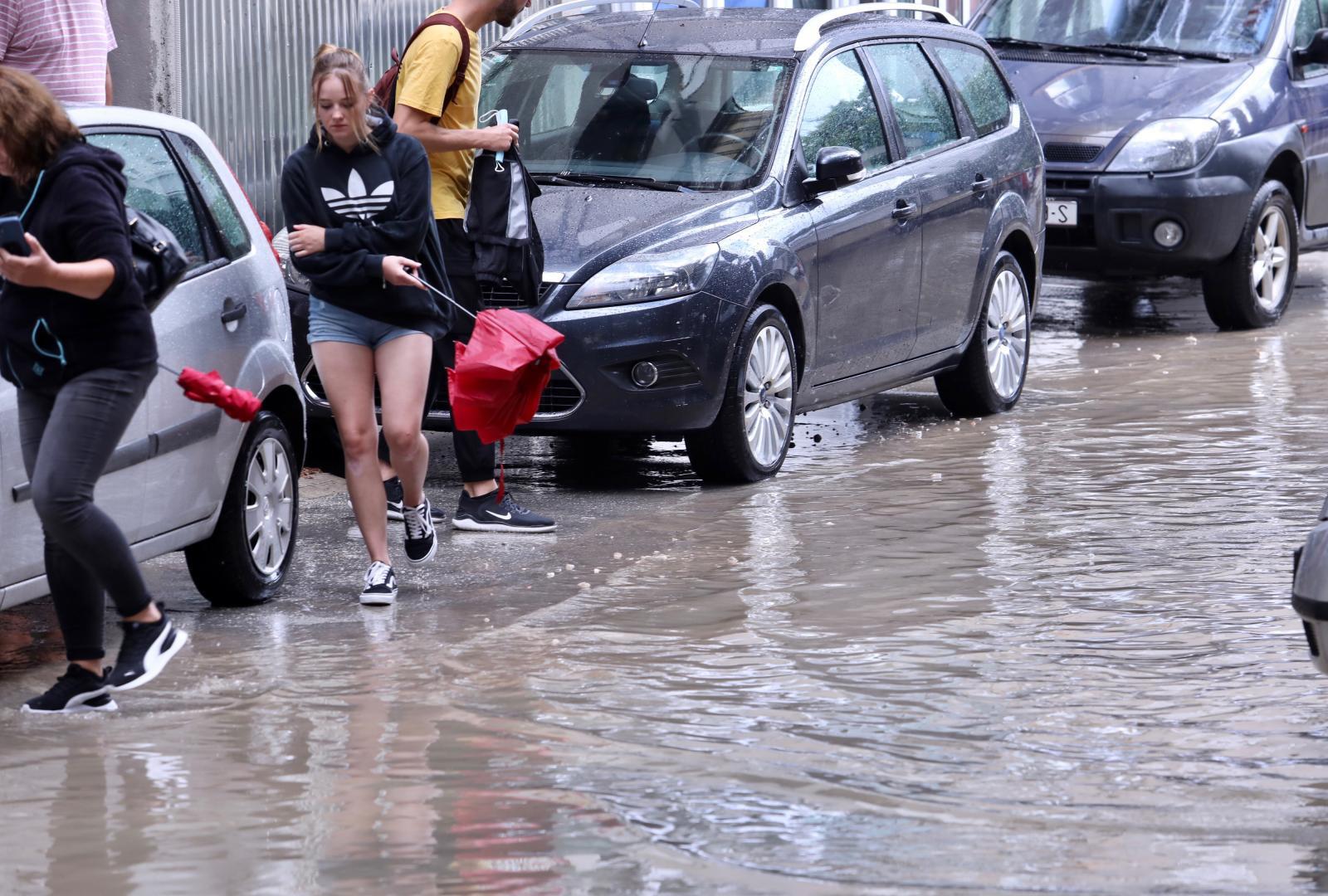 27.08.2021., Split - Obilna kisa tijekom poslijepodneva splicanima donijela probleme.
Photo: Ivo Cagalj/PIXSELL