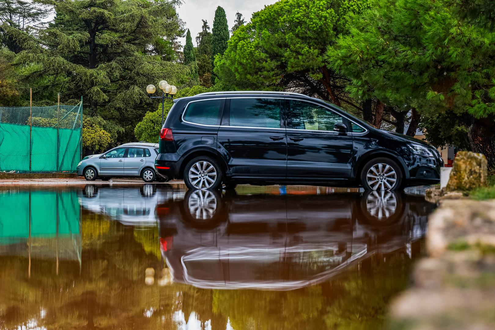 12.09.2024., Umag - 
Nakon jakog juga i kise potopljeni su neki dijelovi Umaga a poslje je jak vijetar izmamio znatizeljne turiste i surfere na more Photo: Srecko Niketic/PIXSELL