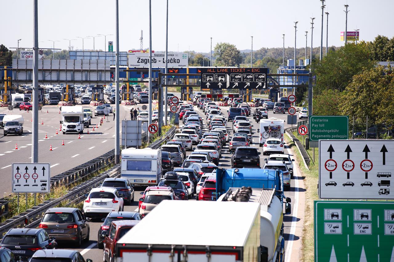 Zagreb: Na naplatnoj postaji Lučko u smjeru mora kolona duga oko deset kilometra