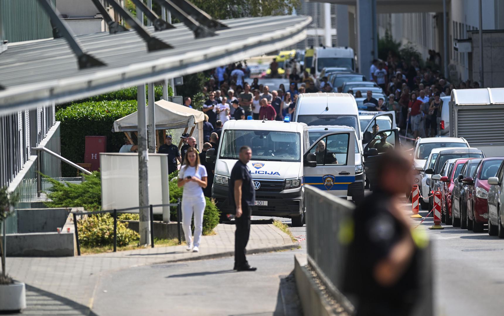 Pacijenti su napustili zgradu, a mnogi su se našli izvan bolnice u nesigurnom stanju, s obzirom na ozbiljnost situacije. 