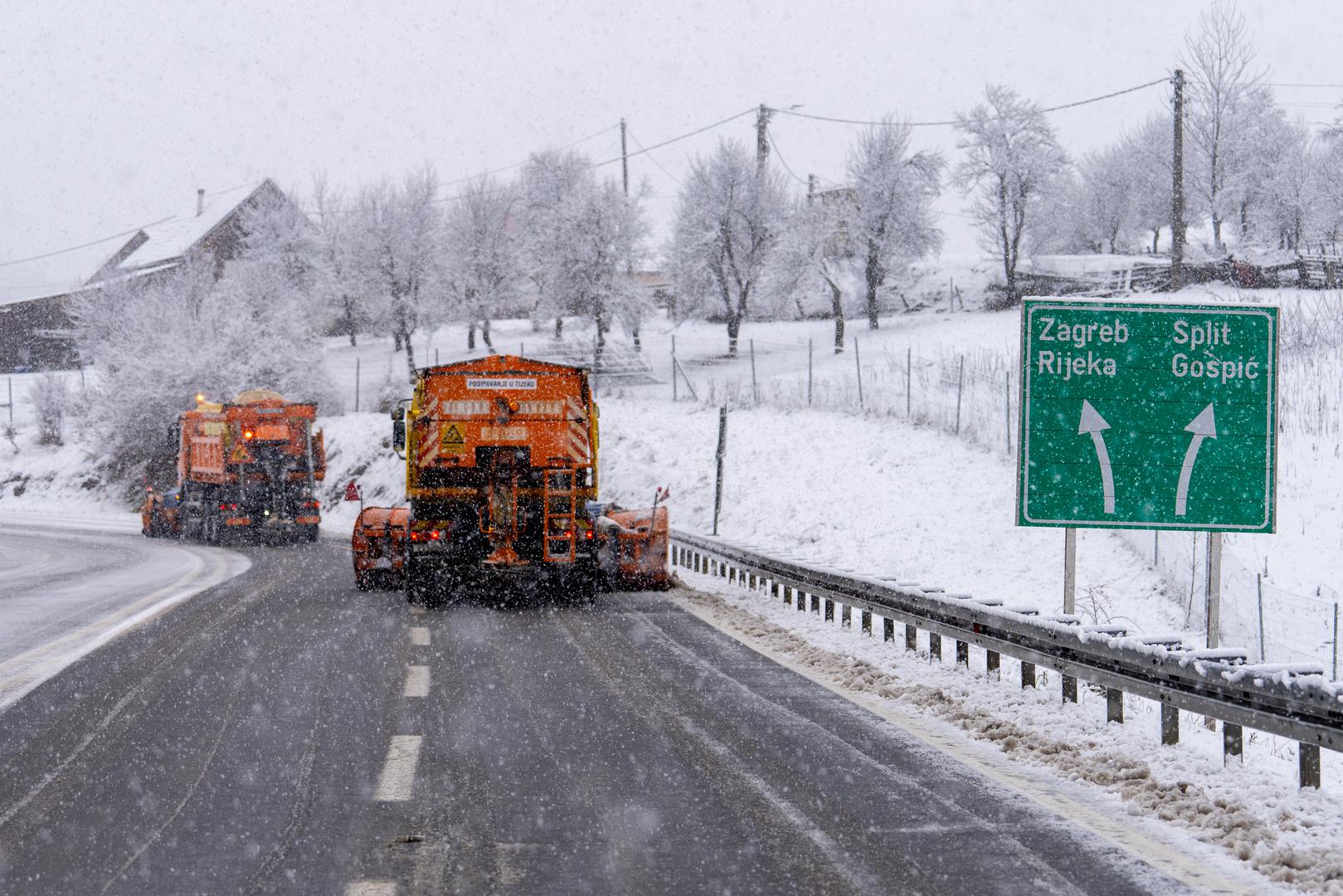 Za osobna vozila dopušten je promet autocestom A6 Rijeka-Zagreb između čvorova Delnice i Kikovica, autocestom A7 Rupa-Rijeka između čvorova Orehovica i Škurinje te državnom cestom Gračac-Obrovac-Karin (DC27).