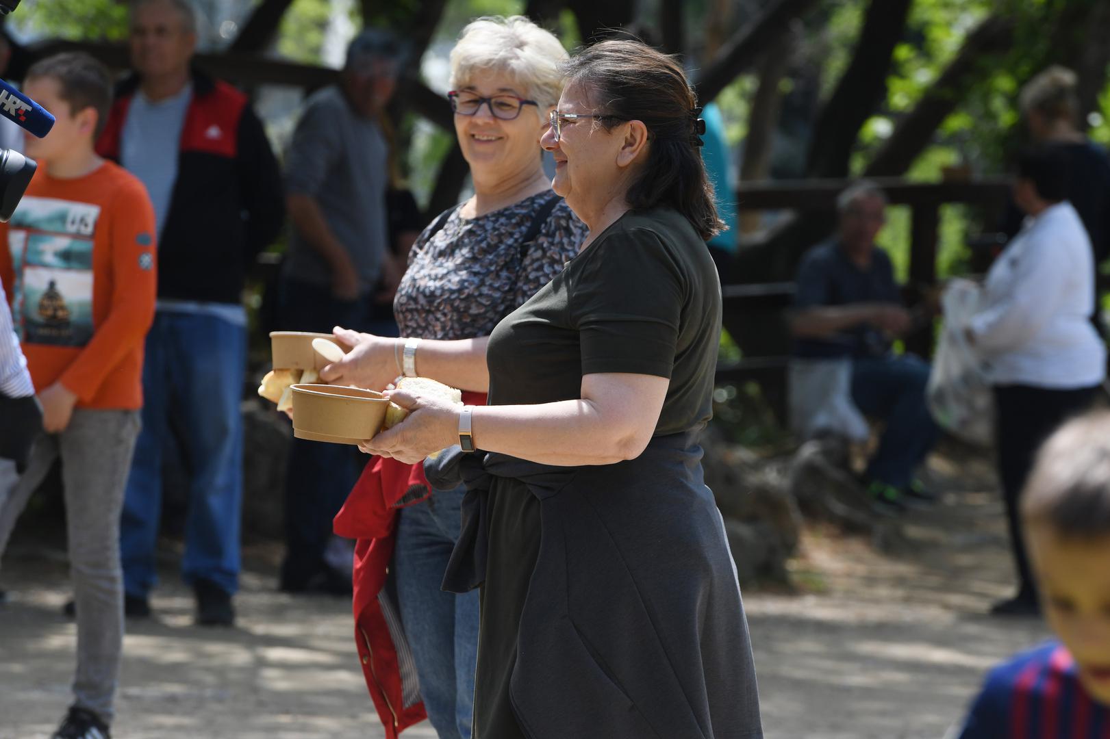 01.05.2022., Skradinski buk - Nakon pauze zbog pandemije koronavrusom tradicionalna proslava 1.svibnja na Skradinskom buku te podjela graha privukli su veliki broj gostiju i zitelja Sibensko-kninske zupanije.  Photo: Hrvoje Jelavic/PIXSELL